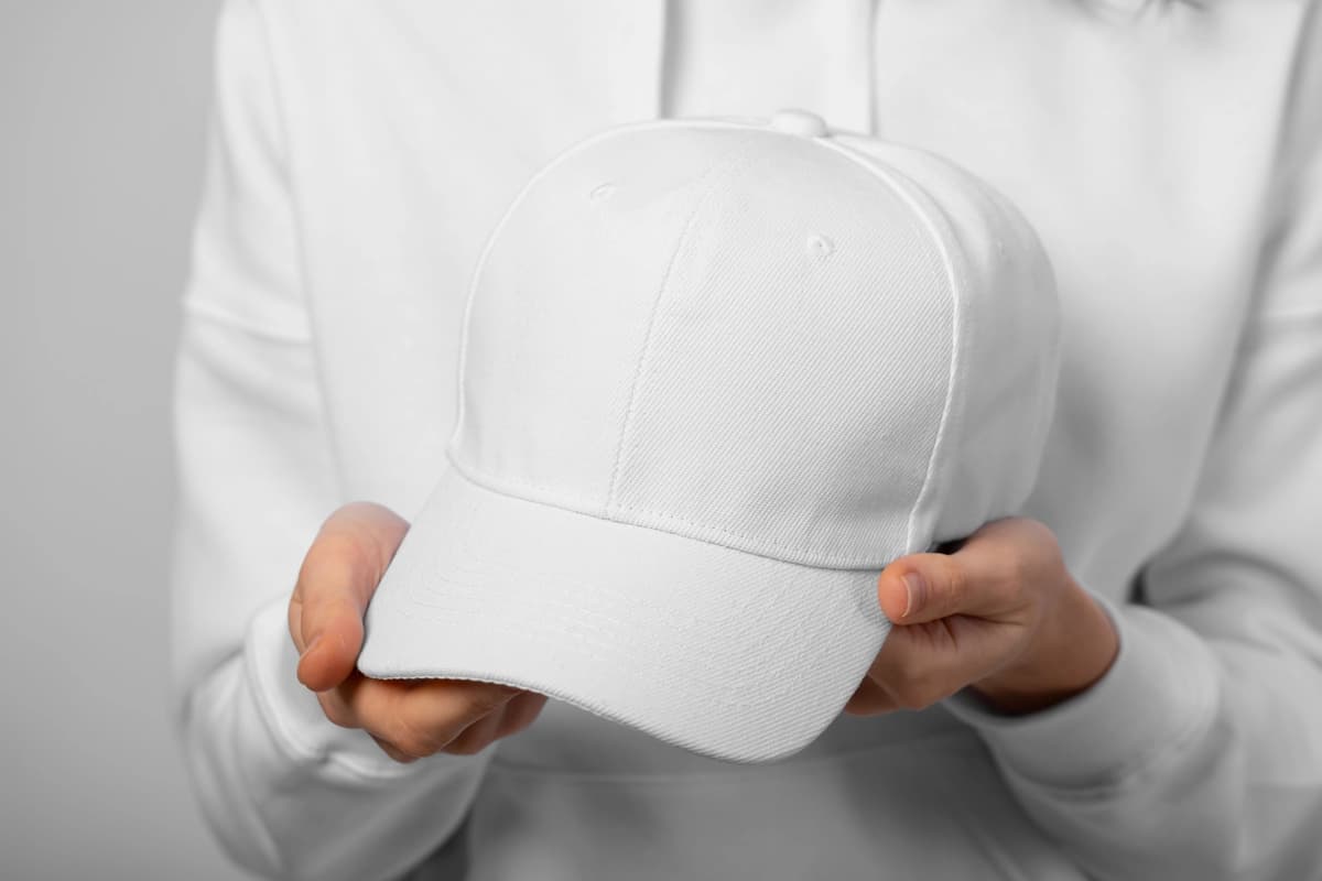 Futbolka qalpoqli maket kiygan ayol | Woman wearing tshirt cap mockup