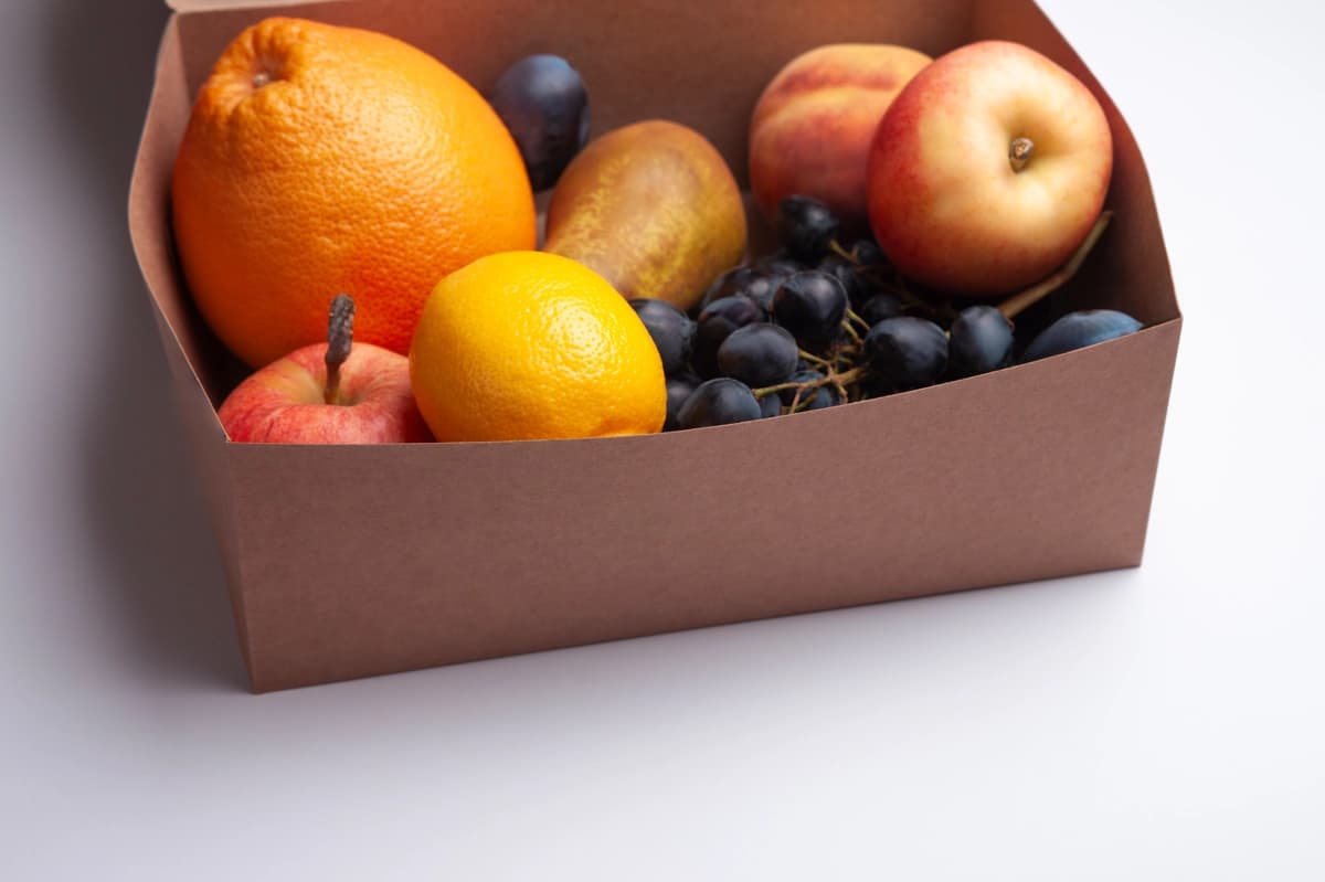 Yangi meva qutisi konteyneri soxta dizayn | Fresh fruit box container mock up design