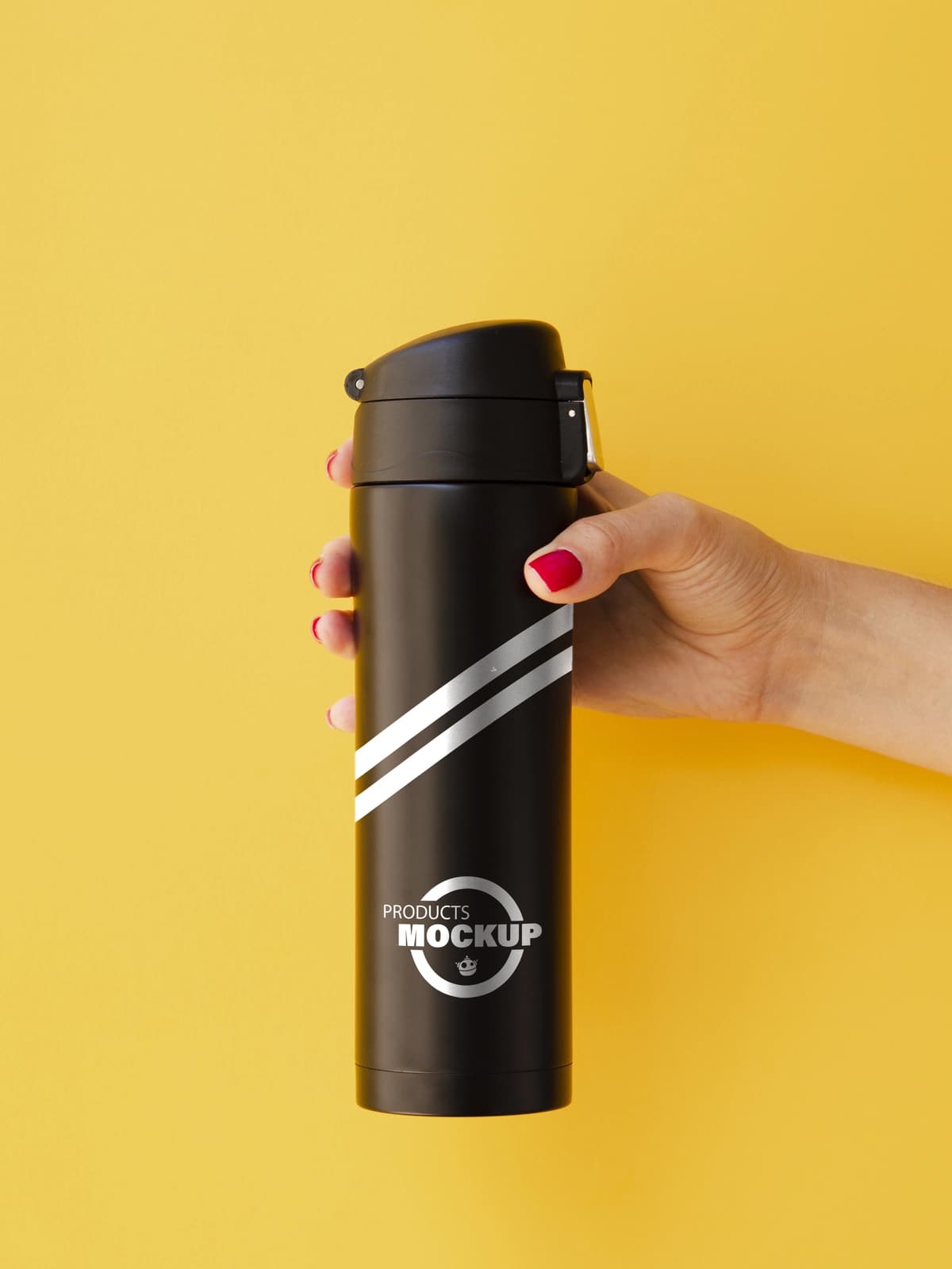 Qora termos tutgan ayol sariq fonni masxara qiladi | Woman holding black thermos mock up yellow background