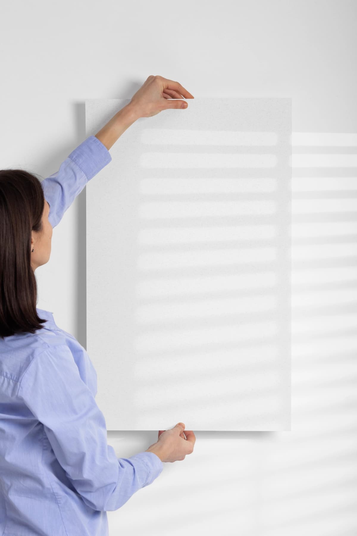 Qayta ishlangan qog'ozdan chizilgan rasm tushirilgan belgini ushlab turgan odam | Person holding signboard with drawing from recycled paper