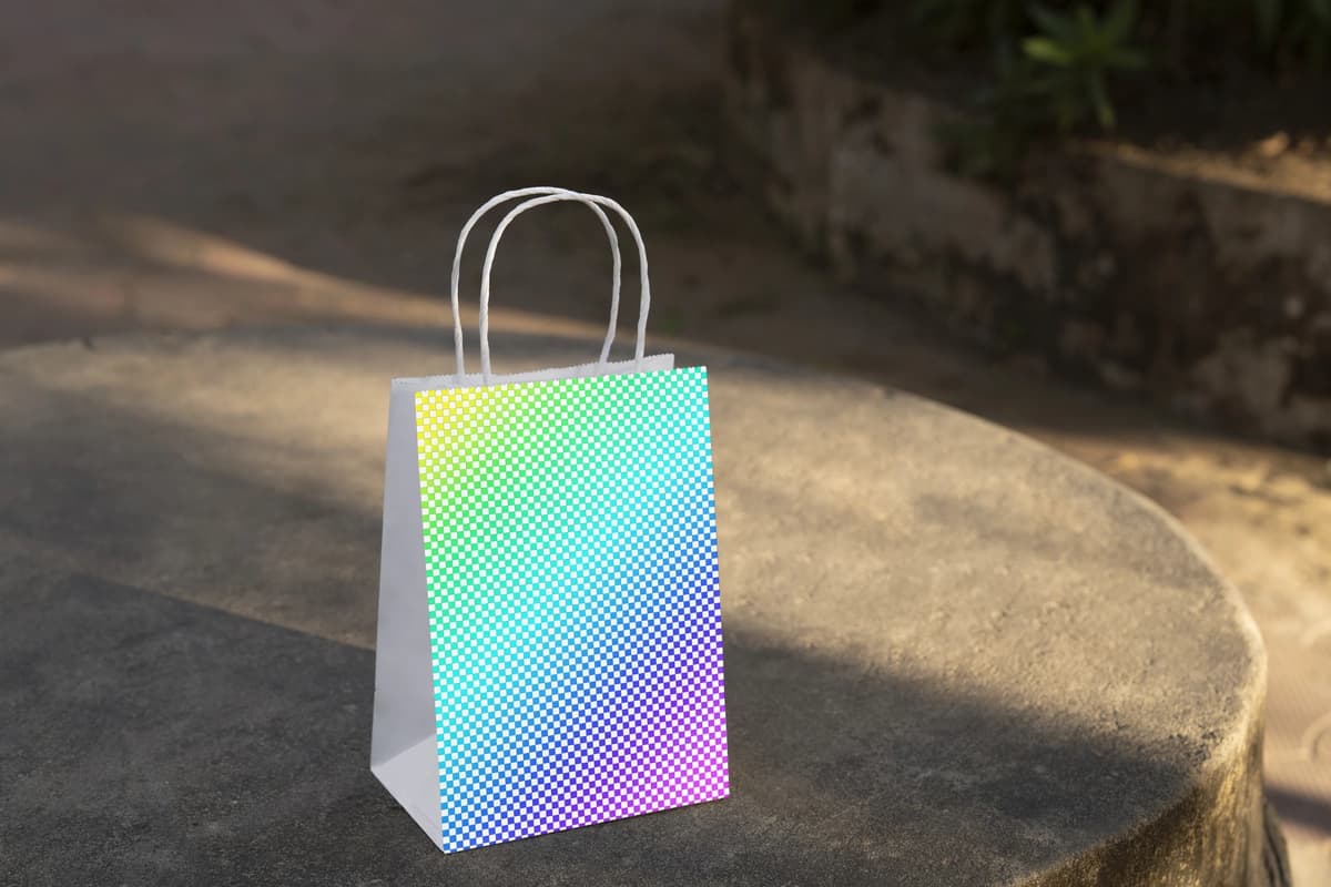 Tashqarida kichik qog'oz sumka | Small paper bag outdoors