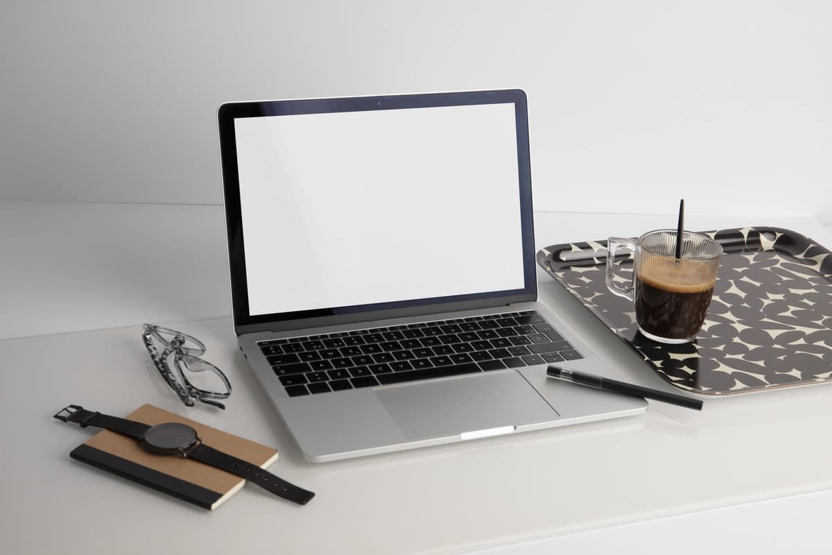 Kofe ichimlikli noutbuk qurilmasi | Laptop device with coffee drink