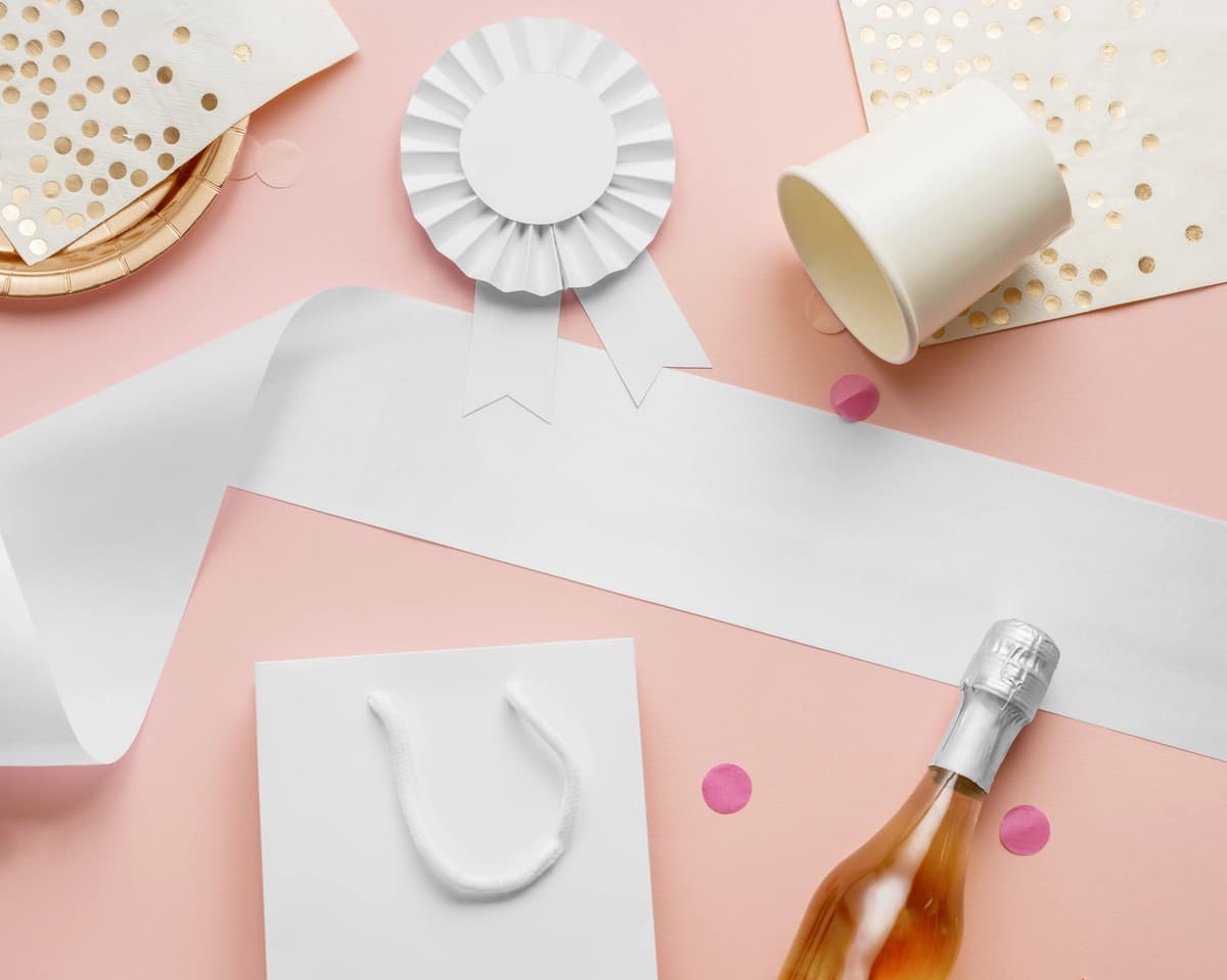 Yuqori ko'rinishdagi jamoaviy kelin buyumlari maketi | Top view team bride items mockup