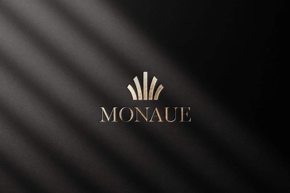 Oltin rangli naqshinkor logotip maketi | Golden embossed logo mockup