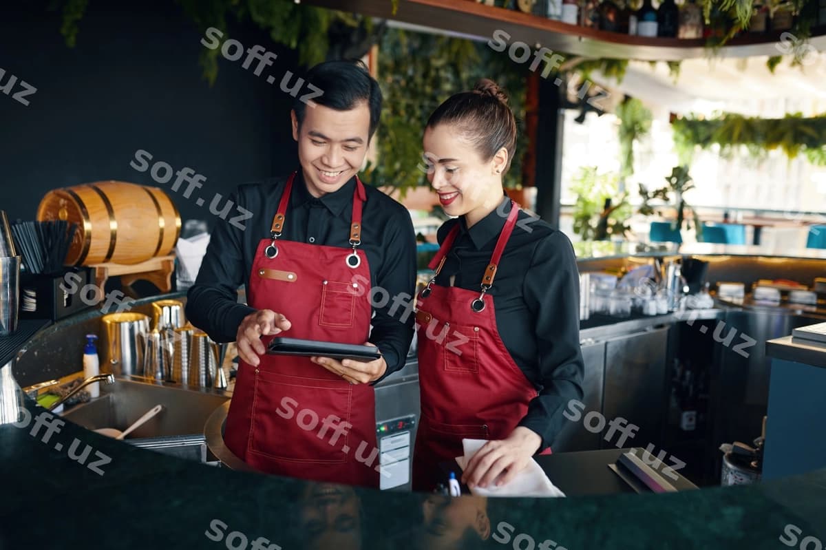 Barmenlar buyurtmalarni tekshirish plansheti | Bartenders checking orders tablet