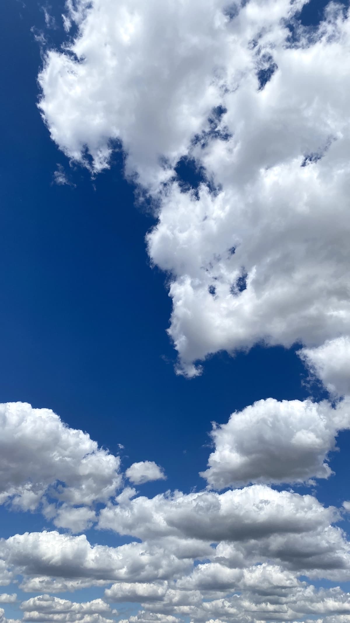 Bulutlar bilan moviy osmon | Blue sky with clouds