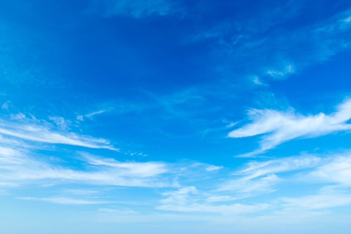 Oq bulutlar bilan moviy osmon | Blue sky with white clouds