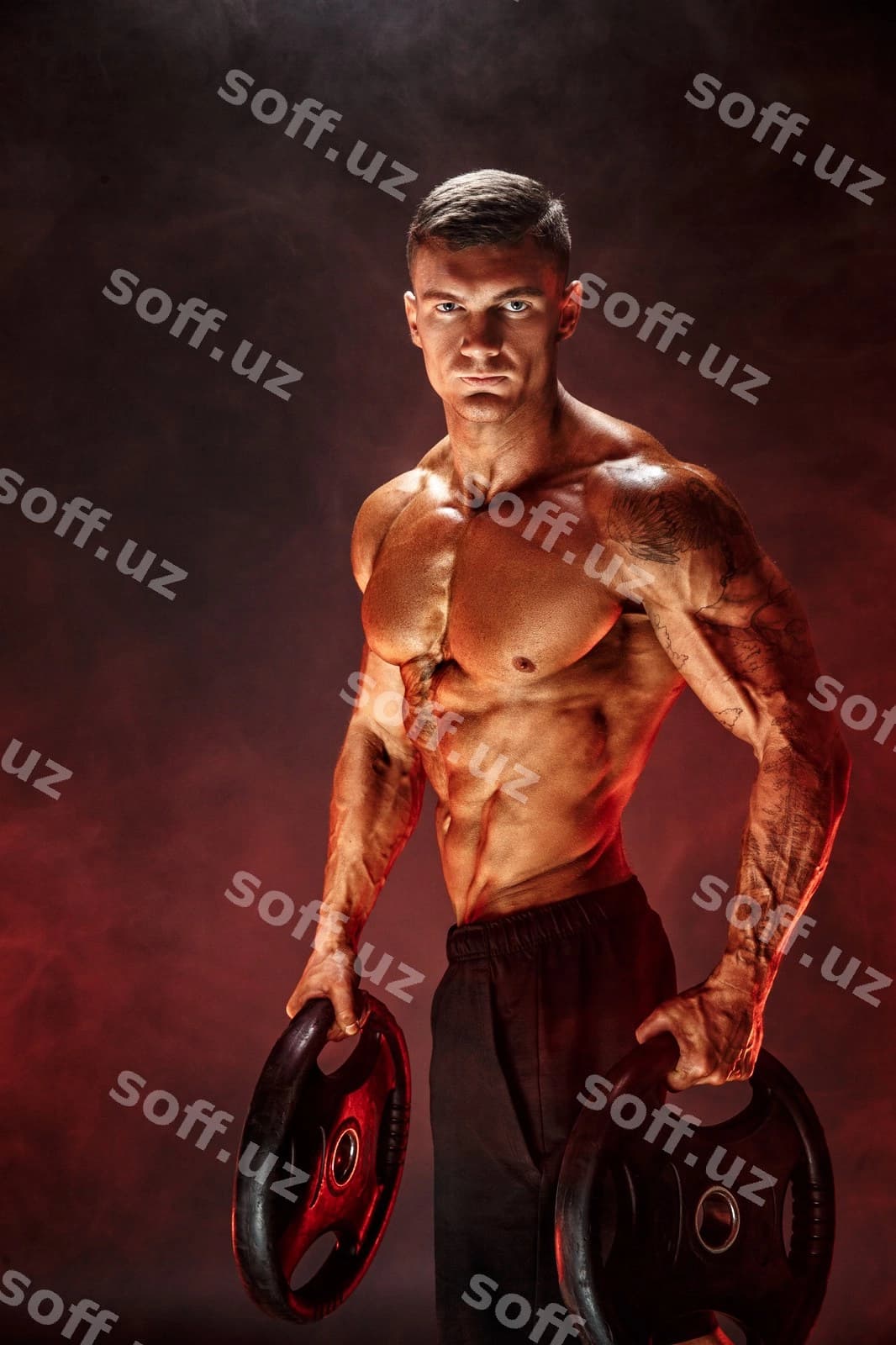 Qo'llarida gantellar bilan bodibilder | Bodybuilder with dumbbells his arms