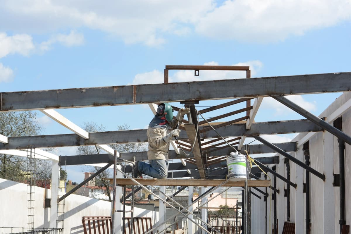 Osmonga qarshi qurilgan inshoot | Built structure against sky