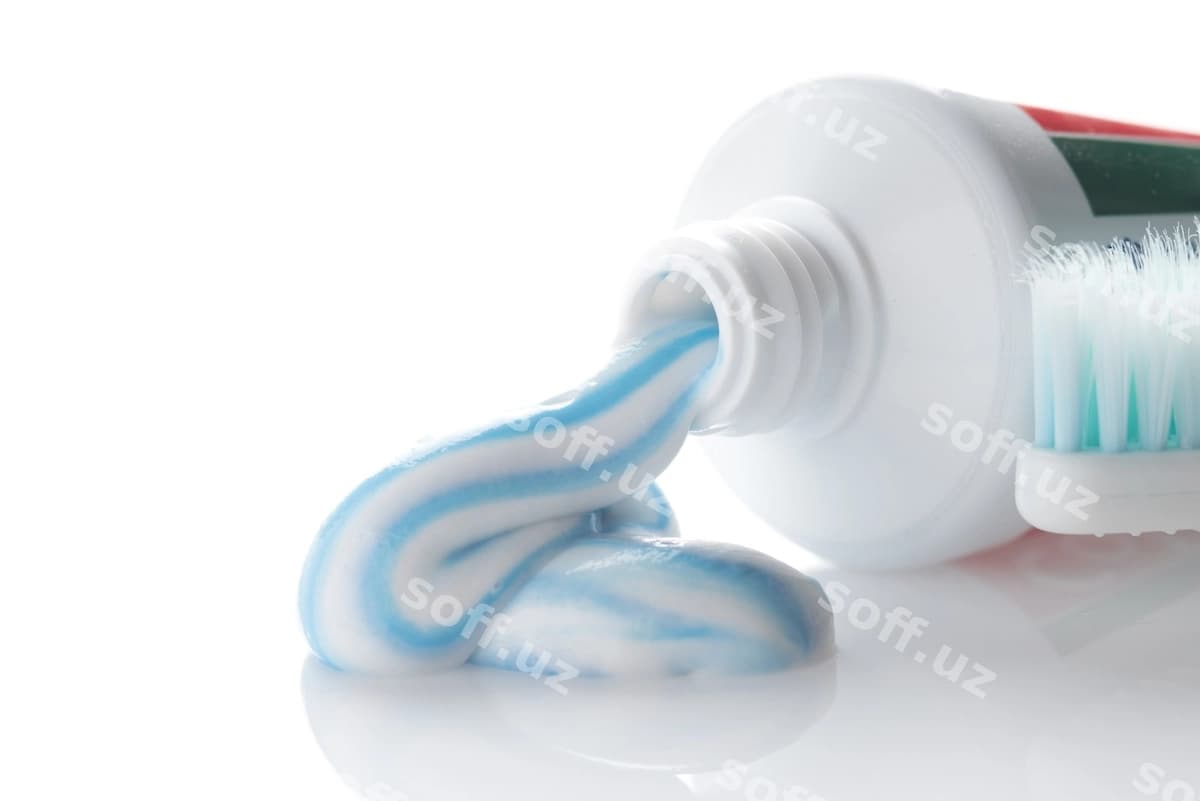 Yuqori yaqinlikda shisha oq fon | Close up bottle white background
