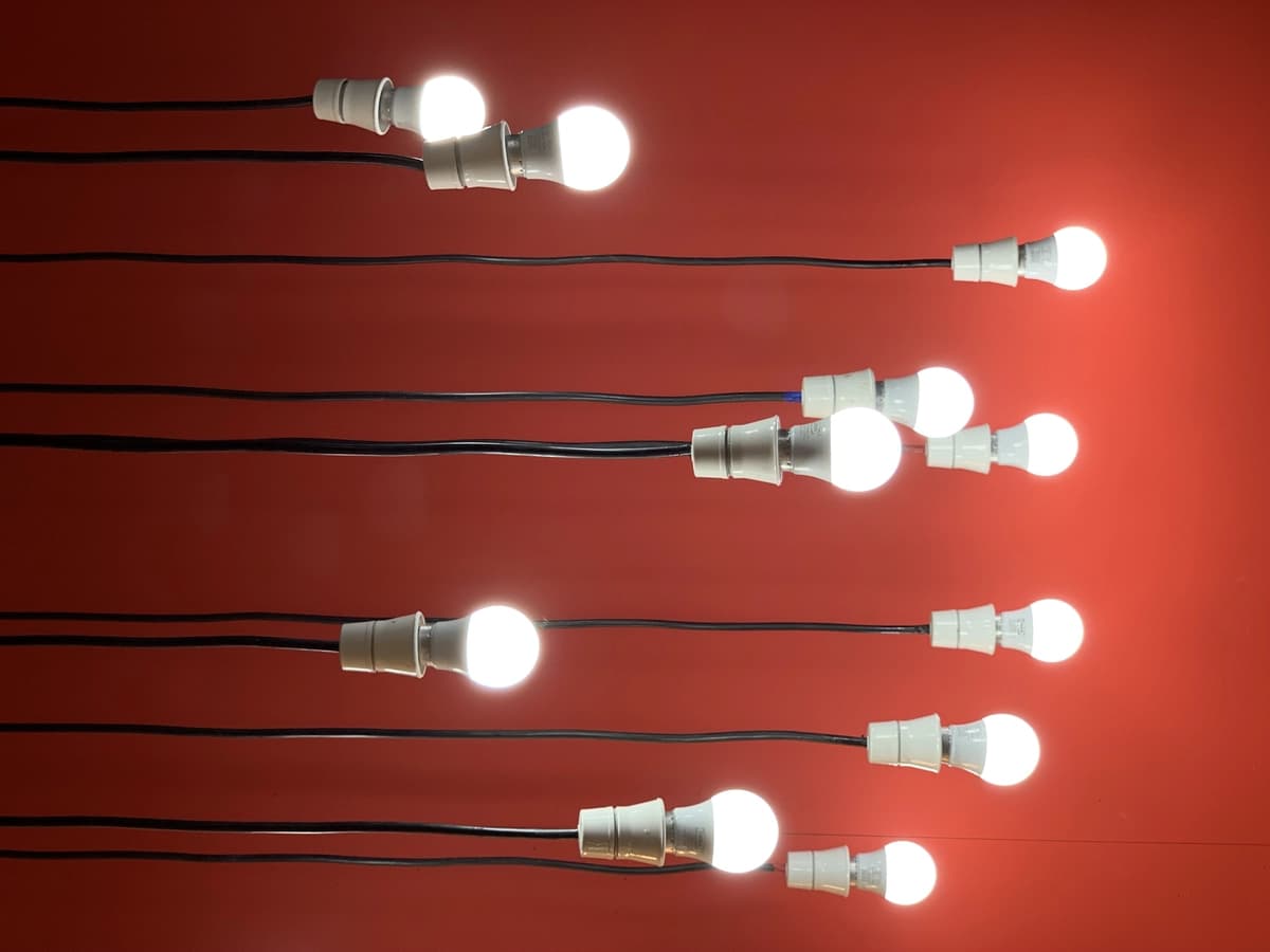 Yoritilgan lampochkani yoping | Close up illuminated light bulb