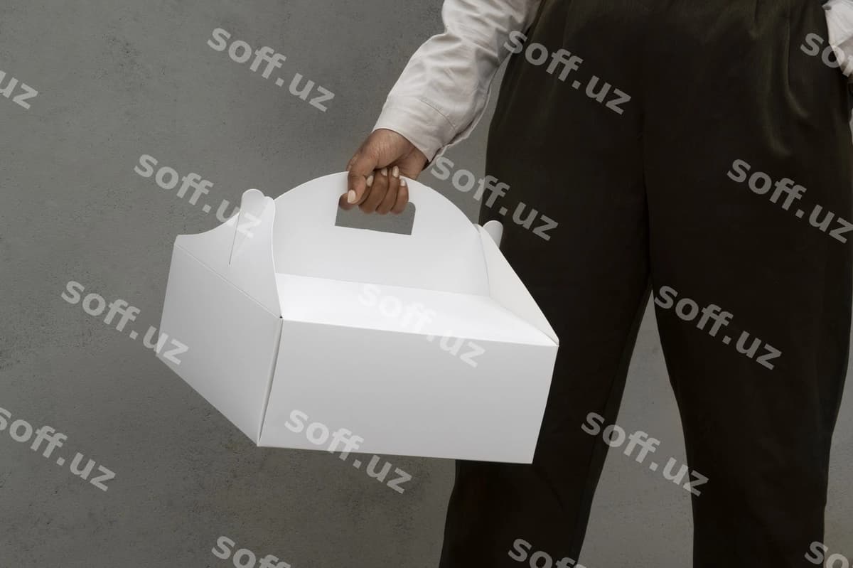 Kvadrat qutining yaqindan ko'rsatilgan maketi | Close up square box mockup