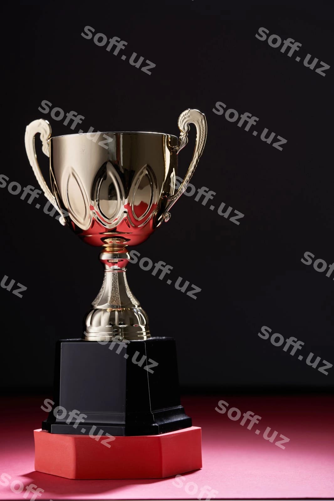 Qora fon kubogini yoping | Close up trophy black background