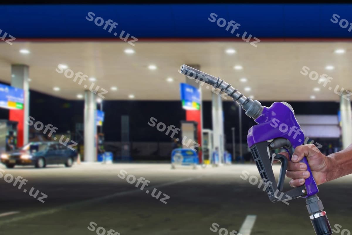 Soyabon ushlab turgan kesilgan qo'l odam | Cropped hand man holding umbrella