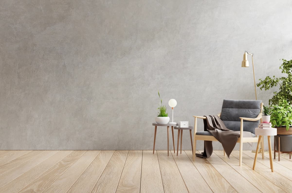 Uyning devoriga qarshi bo'sh stullar stoli | Empty chairs table against wall home