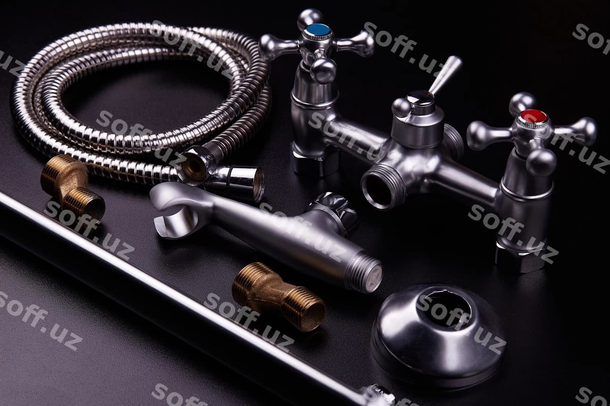 Krany ajraltirilgan qora fon | Faucet isolated black background
