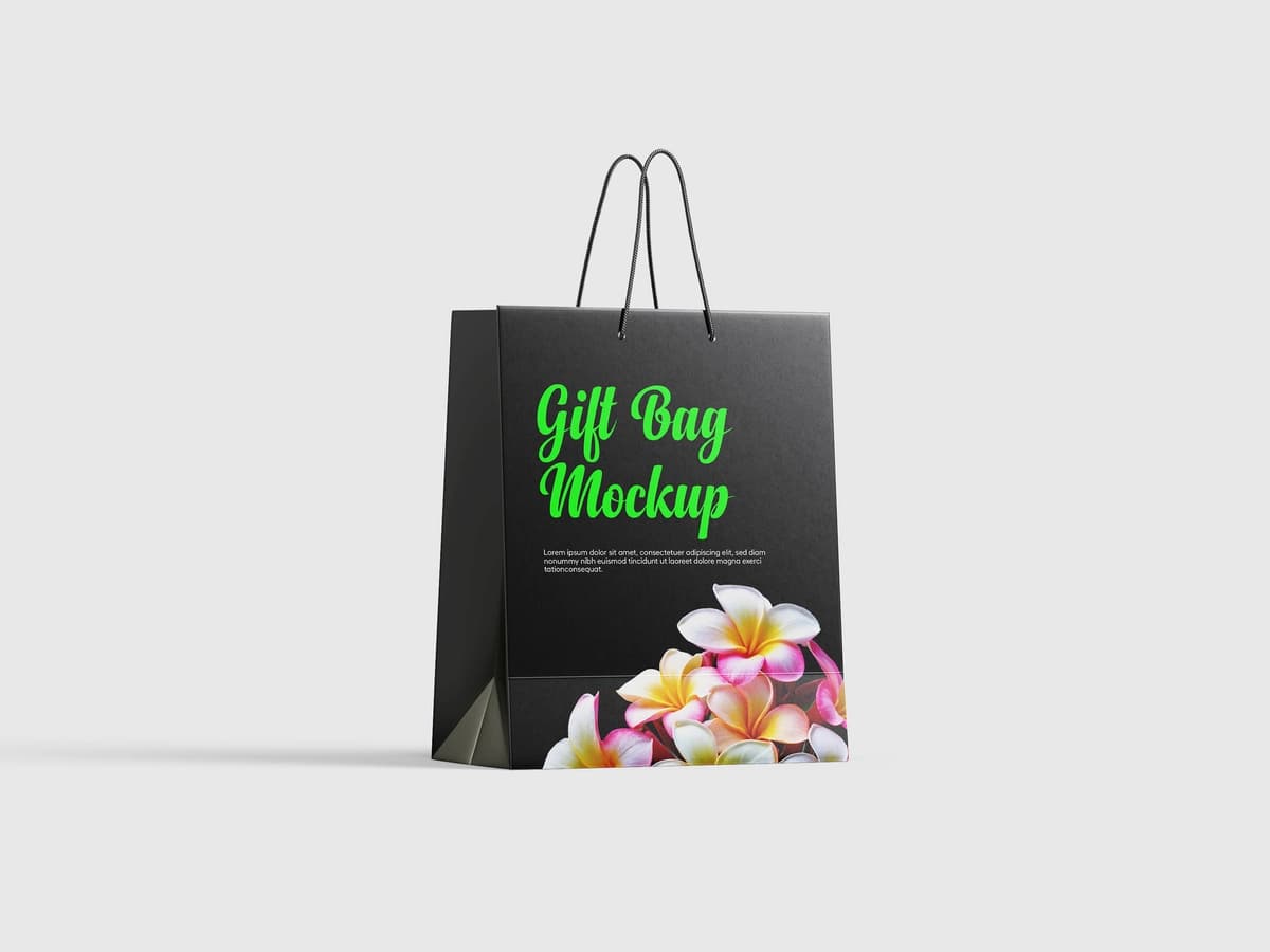 Gulli aksanlar bilan nafis sovg'a sumkasi maketi | Elegant gift bag mockup with floral accents