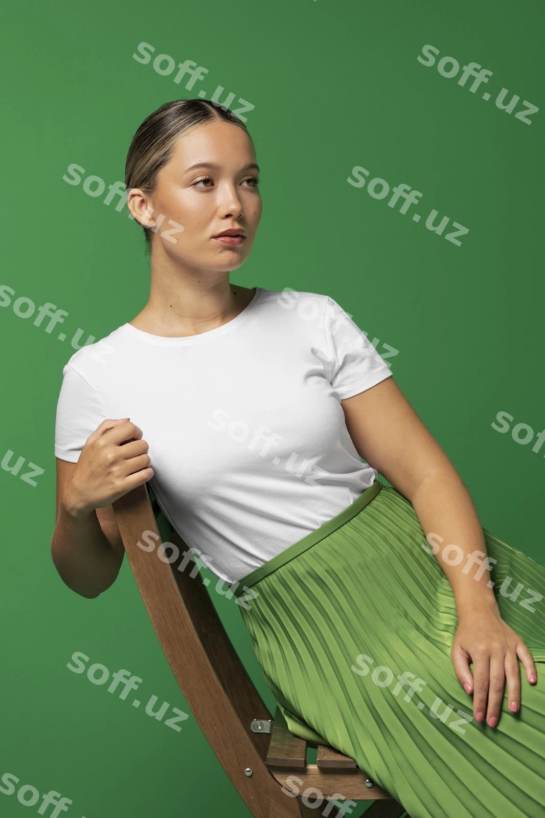 Old ko'rinishdagi ayol stulni ko'rsatmoqda | Front view woman posing chair