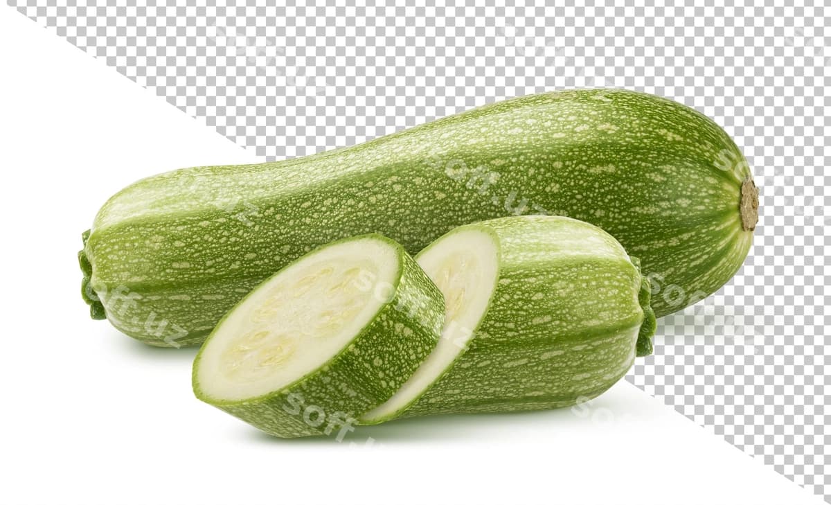 Yashil kabachok kesilgan ajraltirilgan | Green zucchini with slice isolated