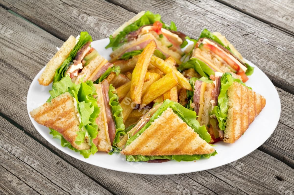 Qovurilgan yarımlar sandvichlar yog'ochli stol | Grilled halves sandwiches wooden table