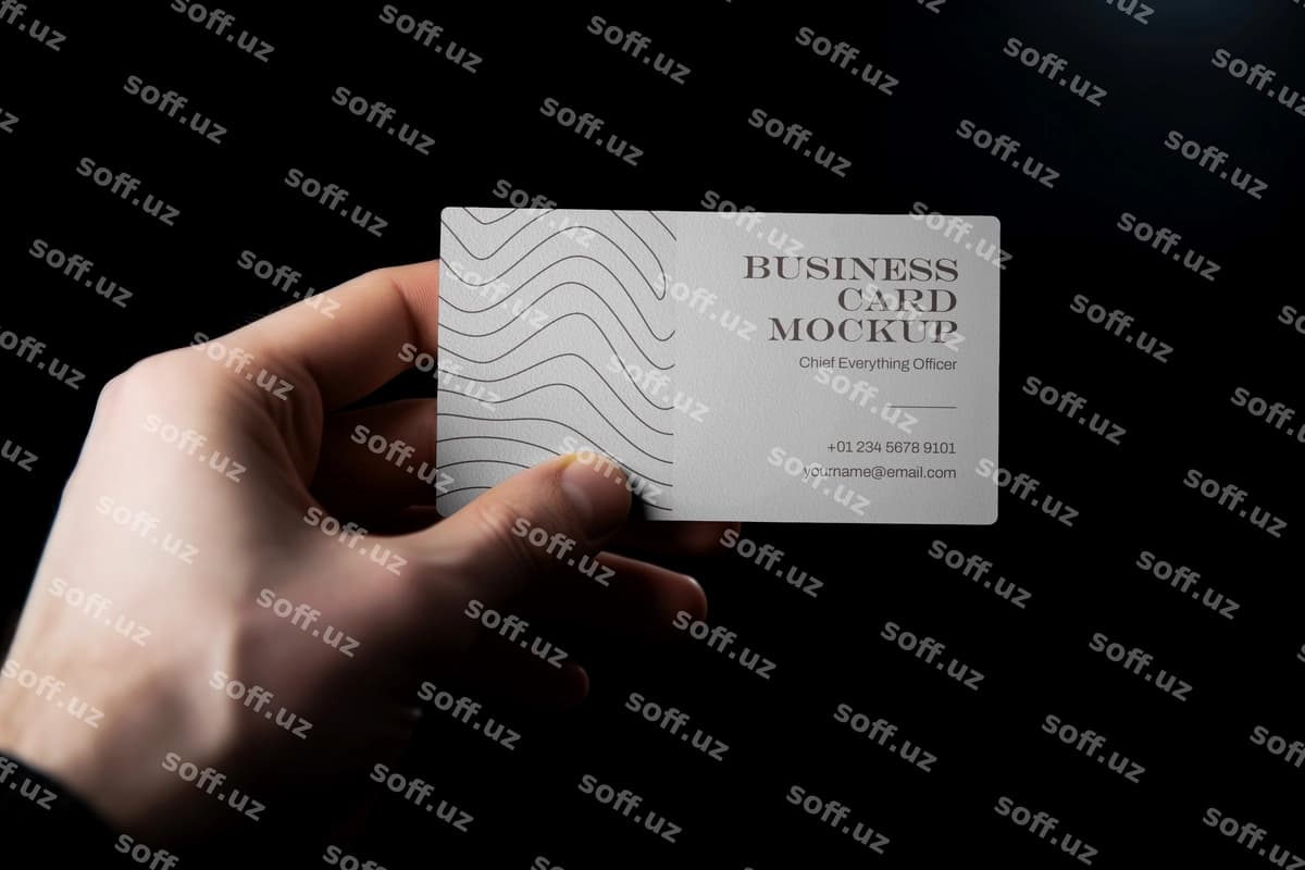Vizitka maketi ushlagan qo‘l | Hand holding business card mockup