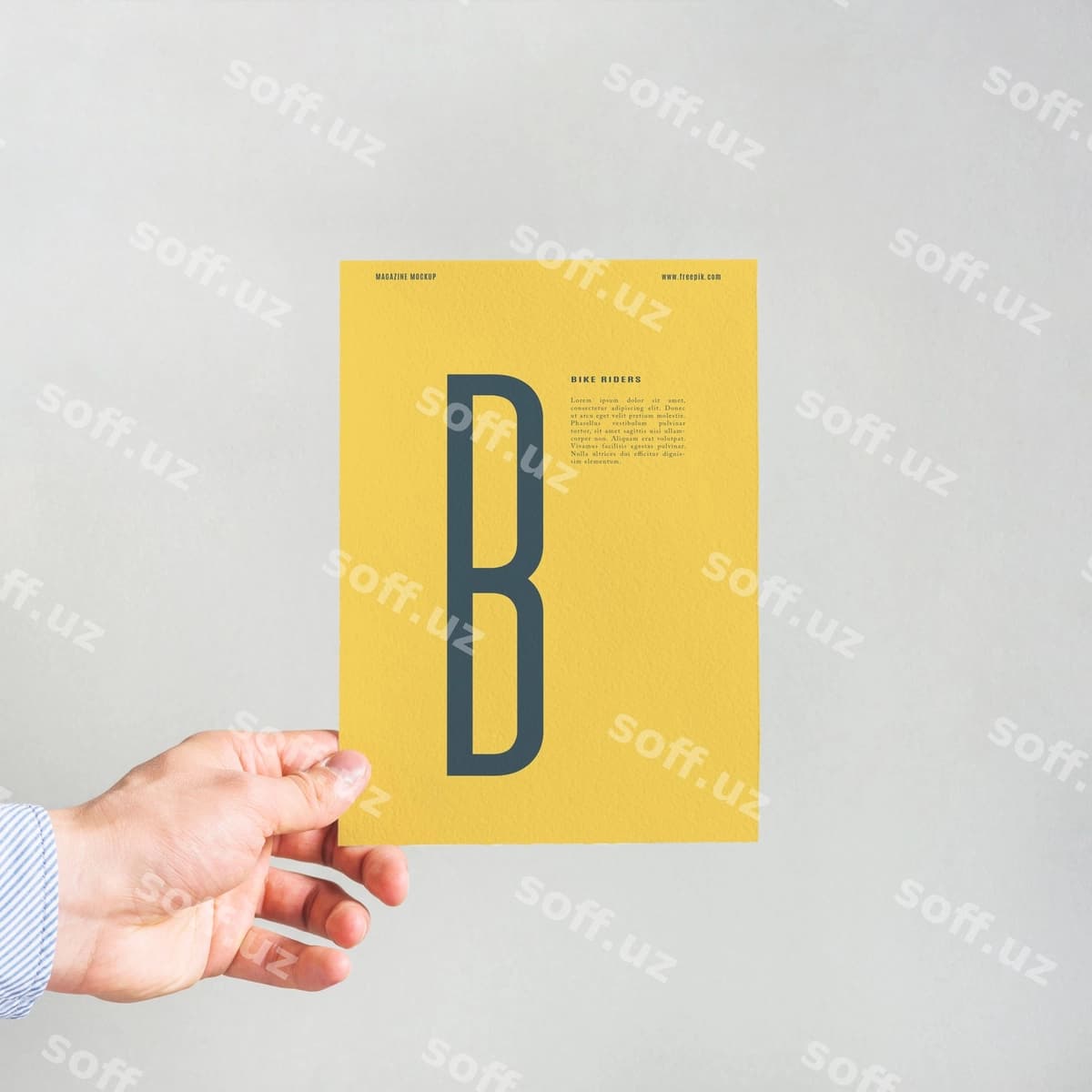 Sariq qog'oz maketini ushlab turgan qo'l | Hand holding yellow paper mockup