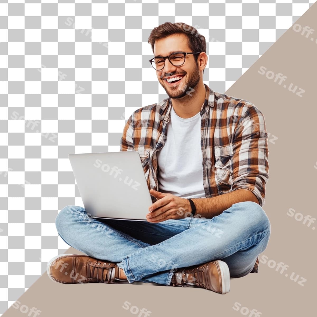 Noutbukda ishlaydigan baxtli odam | Happy man working laptop