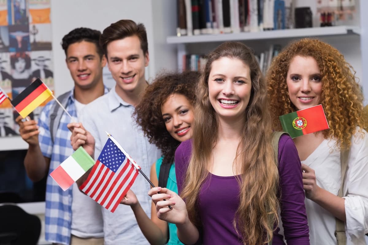 Xalqaro bayroqlarni hilpiratgan baxtli talabalar | Happy students waving international flags