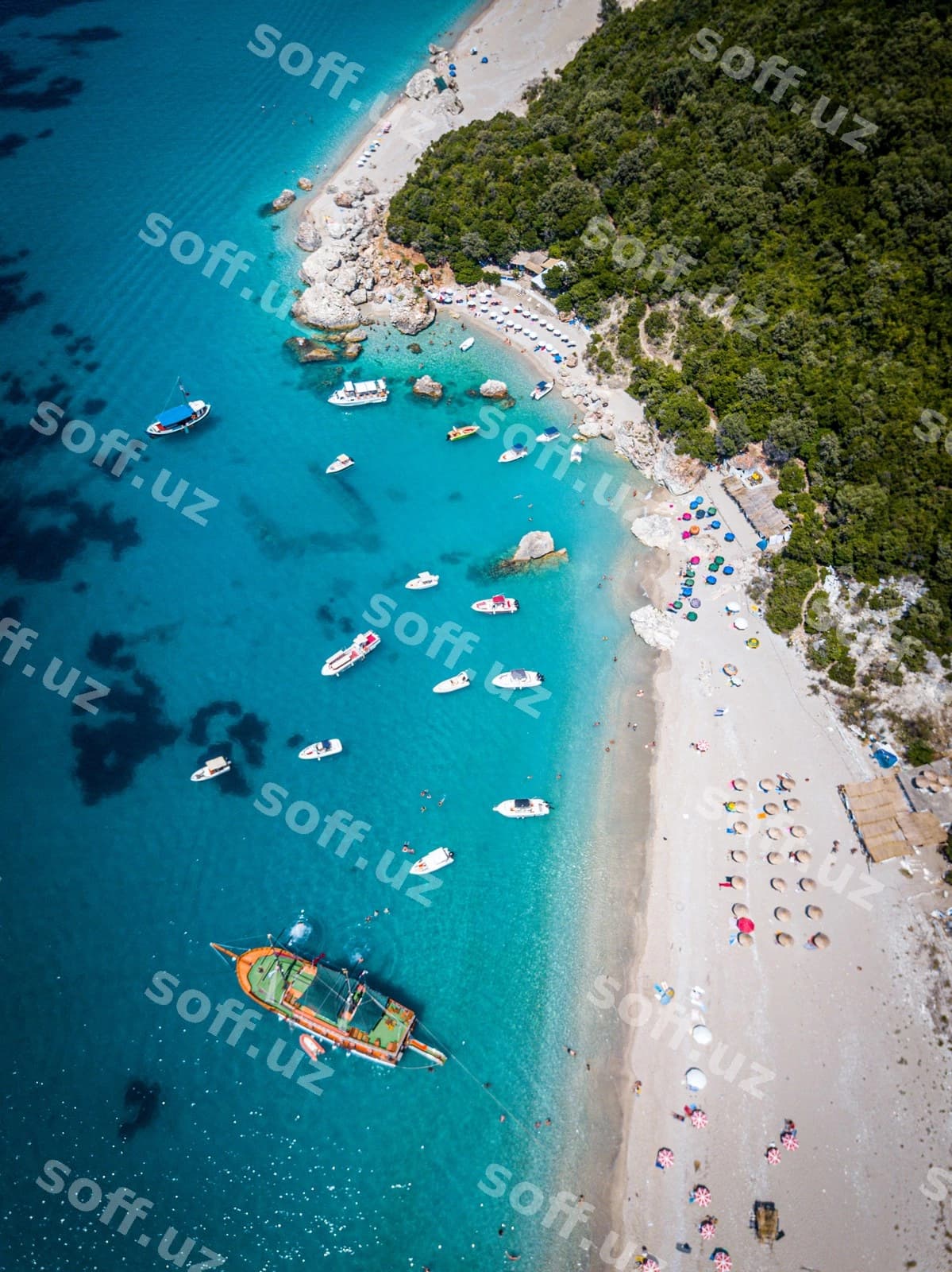 Yuqori burchakdan qodirlar sochuvchisi | High angle view boats beach