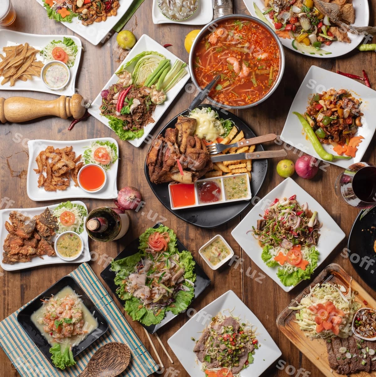 Yuqori burchakli ko'rinishdagi ovqatlanish stoli | High angle view food table