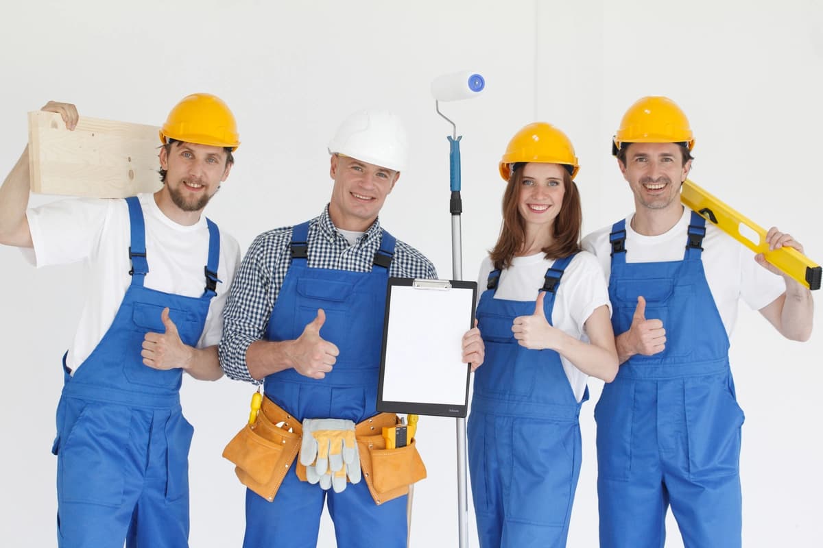 Sanoat ishchilari asboblar bilan | Industrial workers with tools