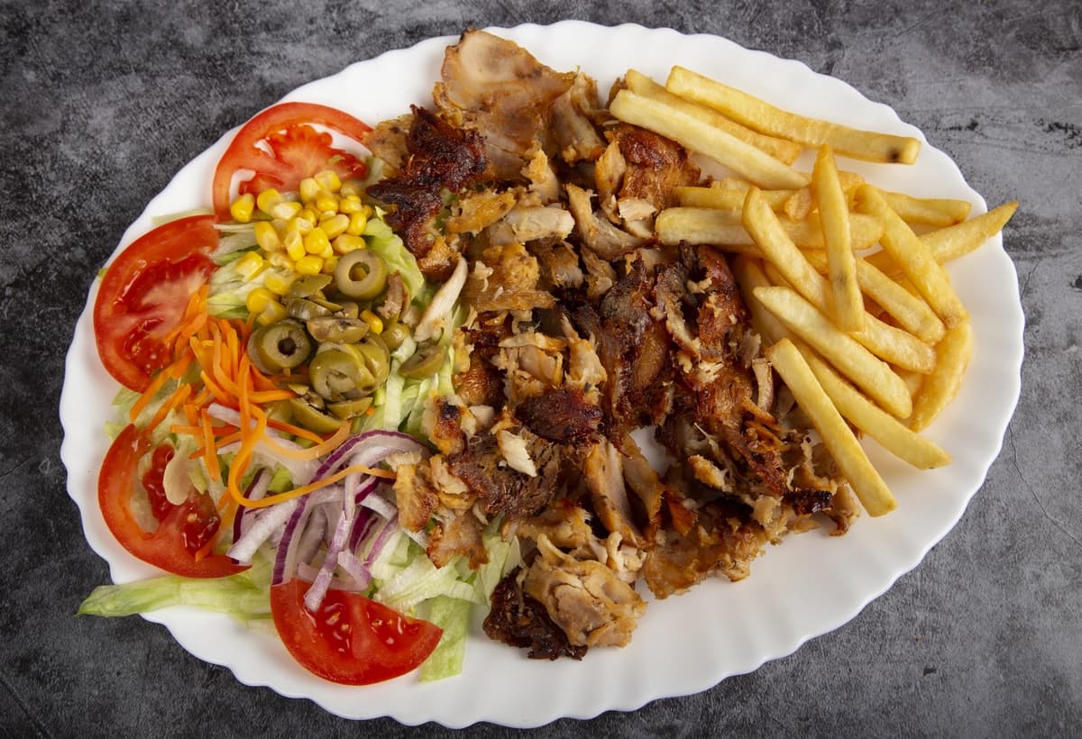 Kabob sendvich oq plastinka izolyatsiyalangan | Kebab sandwich white plate isolated