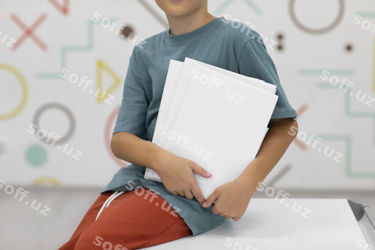 Bog' bolasi bilan kitob mockup dizayni | Kid with book mockup design