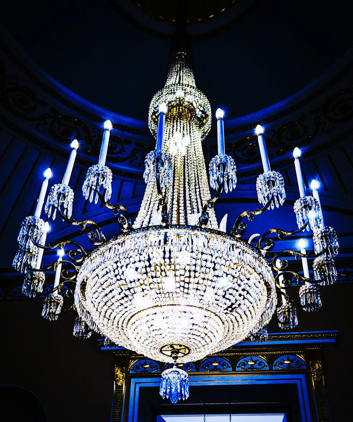 Past burchakli qandil | Low angle view chandelier