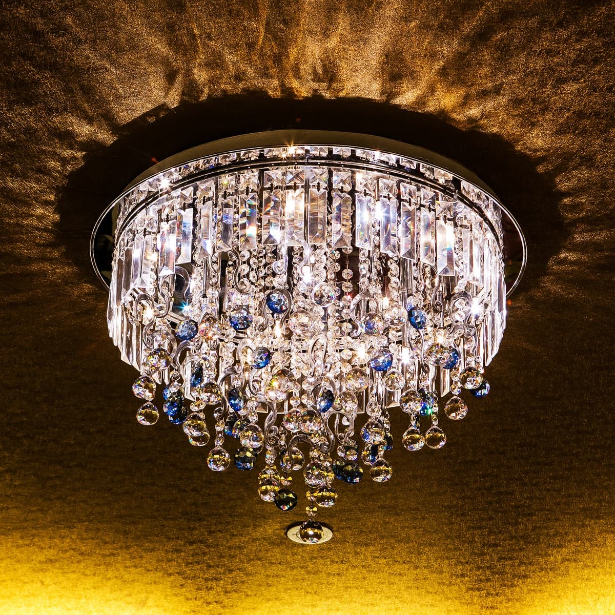 Past burchakli ko'rinishdagi yoritilgan qandil | Low angle view illuminated chandelier
