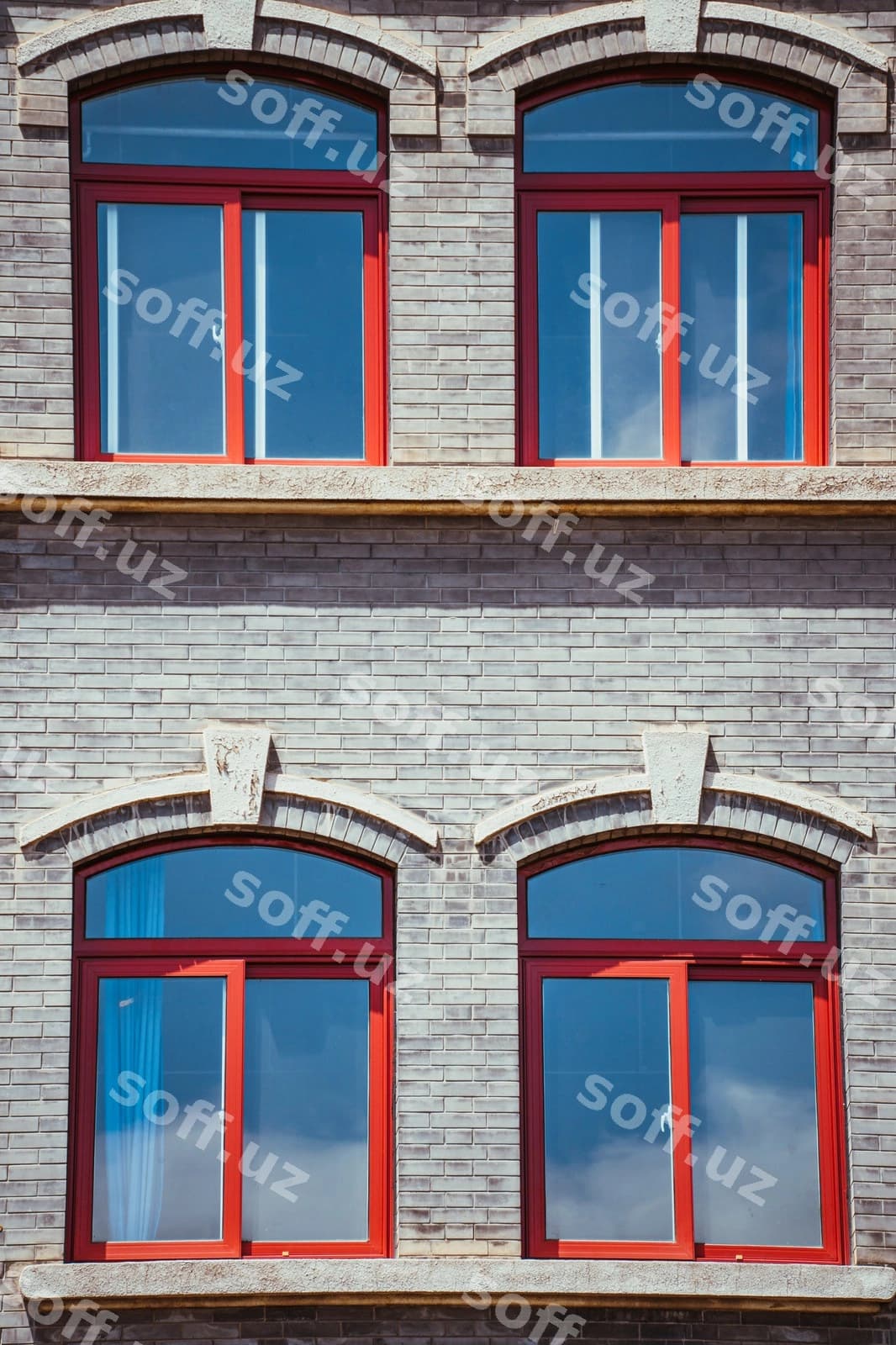 Pastki burchak ko'rinishi oynali bino | Low angle view window building