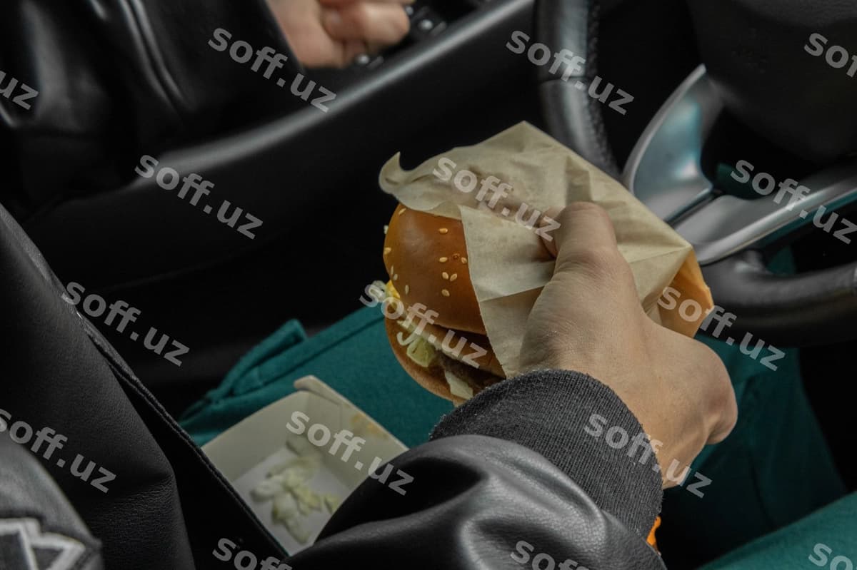 Men burgerni tutmoqda | Man is holding burger