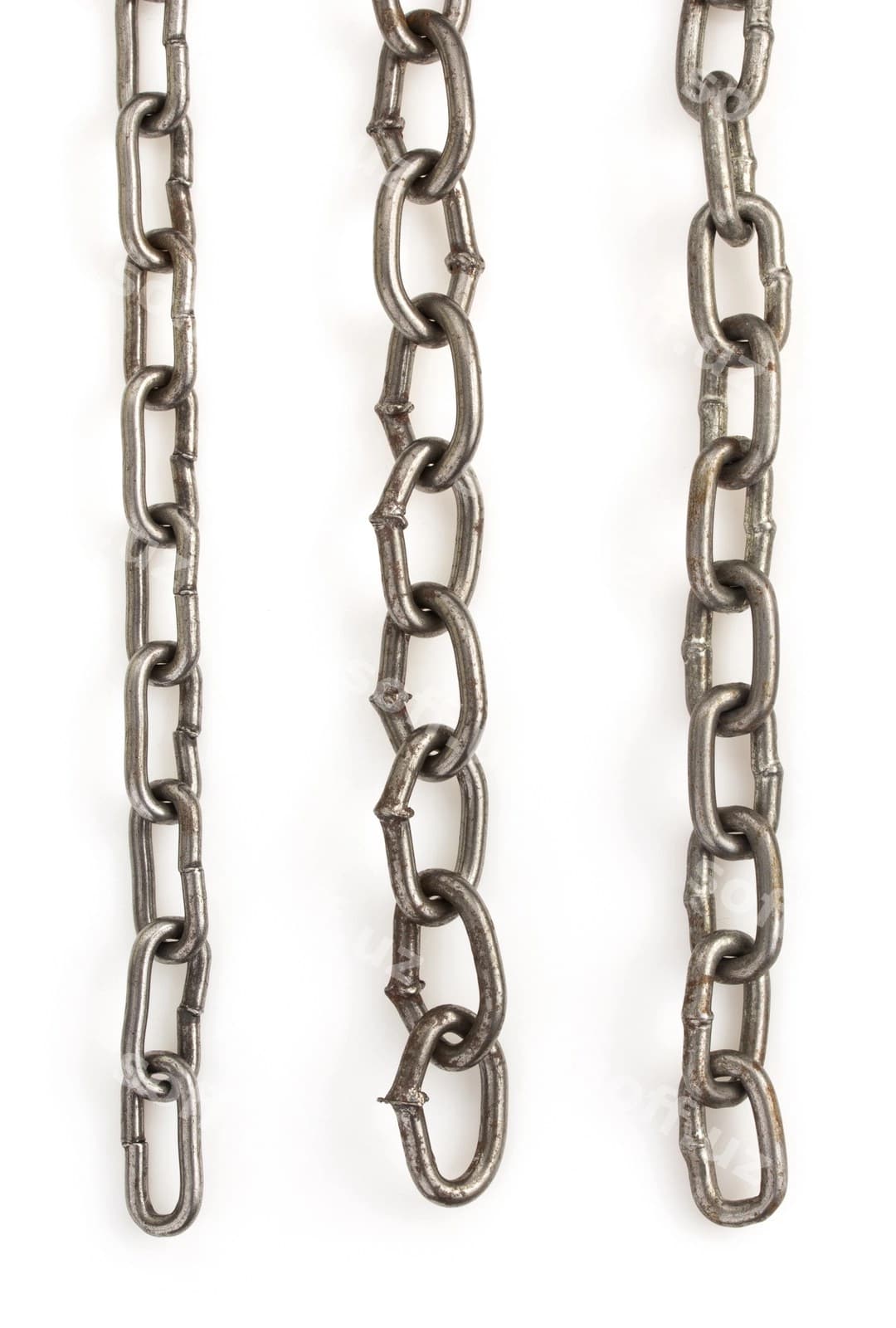 Metal zincak ajraltirilgan oq devorda | Metal chain isolated white wall