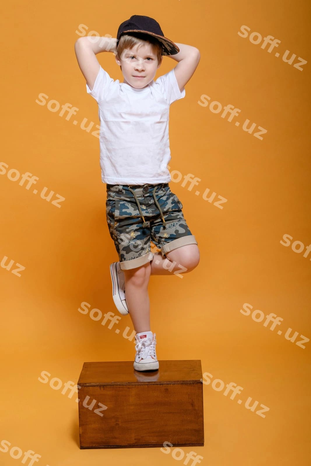 Zamonaviy bola sariq fon | Modern boy yellow background