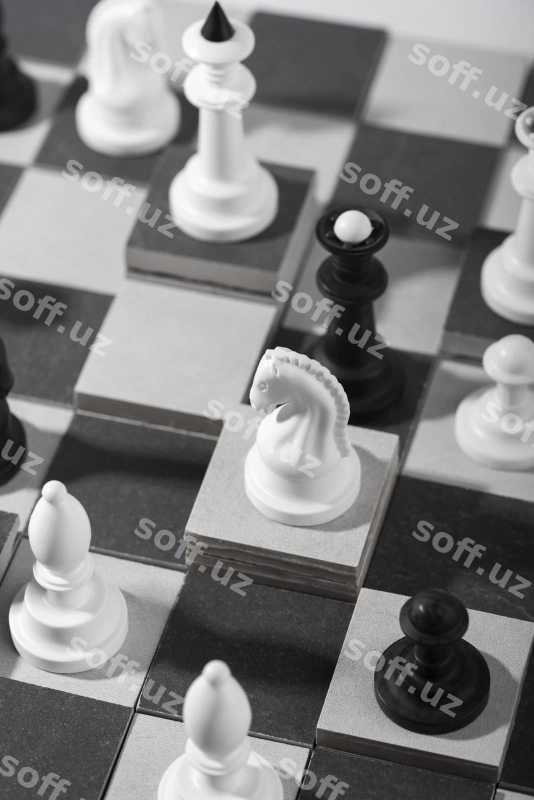 O'yin taxtasi bilan monoxrom shaxmat figuralari | Monochrome chess pieces with game board