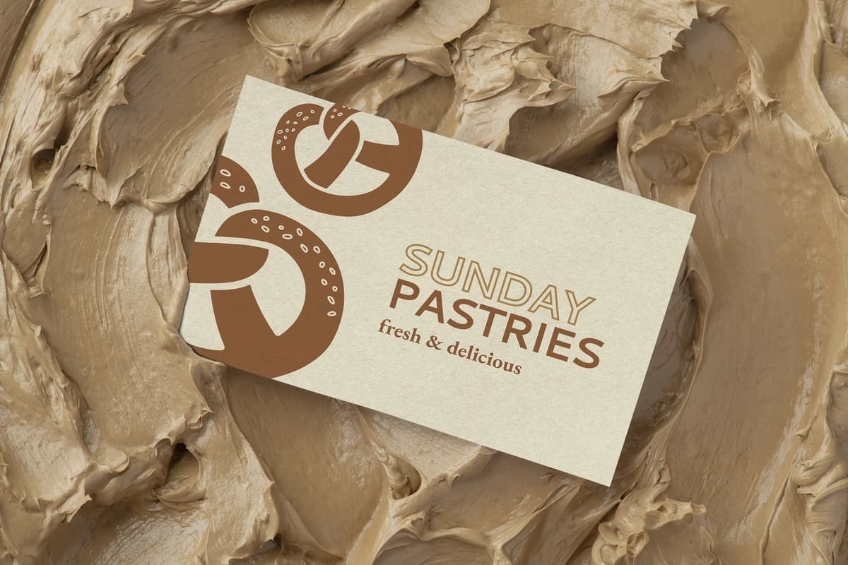 Xamir ovqatlar uchun vizitka maketi psd jigarrang muzlatish teksturasi | Pastries business card mockup psd brown frosting texture