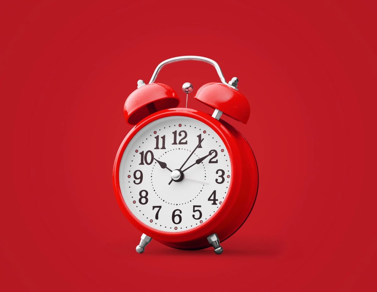 Qizil budilnik qizil fon | Red alarm clock red background