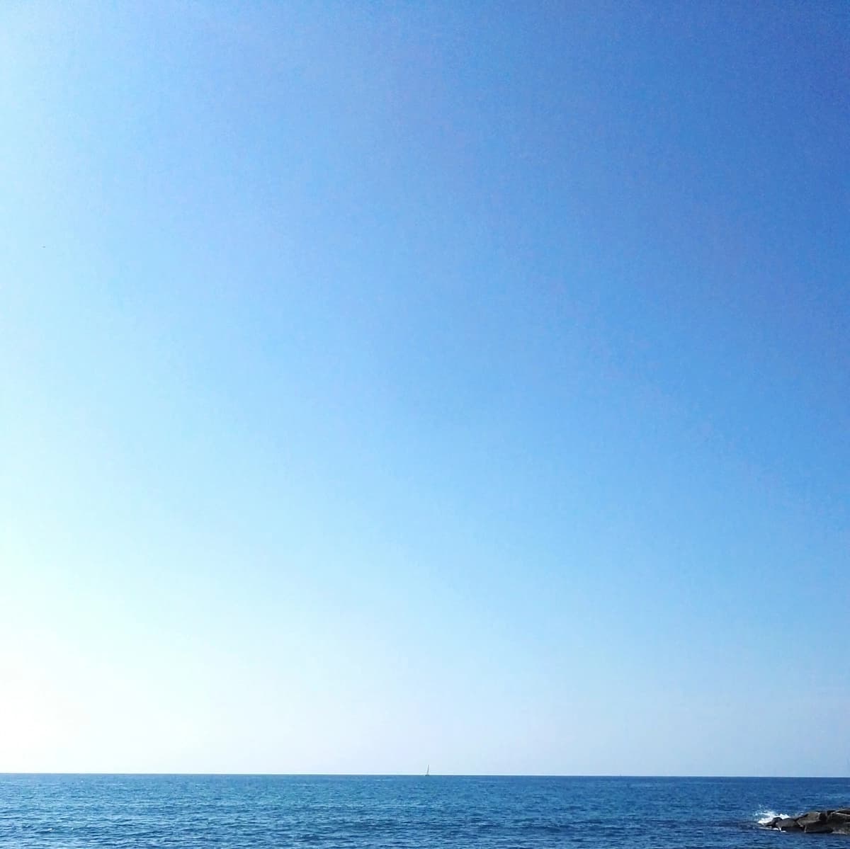 Tiniq osmonga qarshi manzarali dengiz | Scenic view sea against clear sky