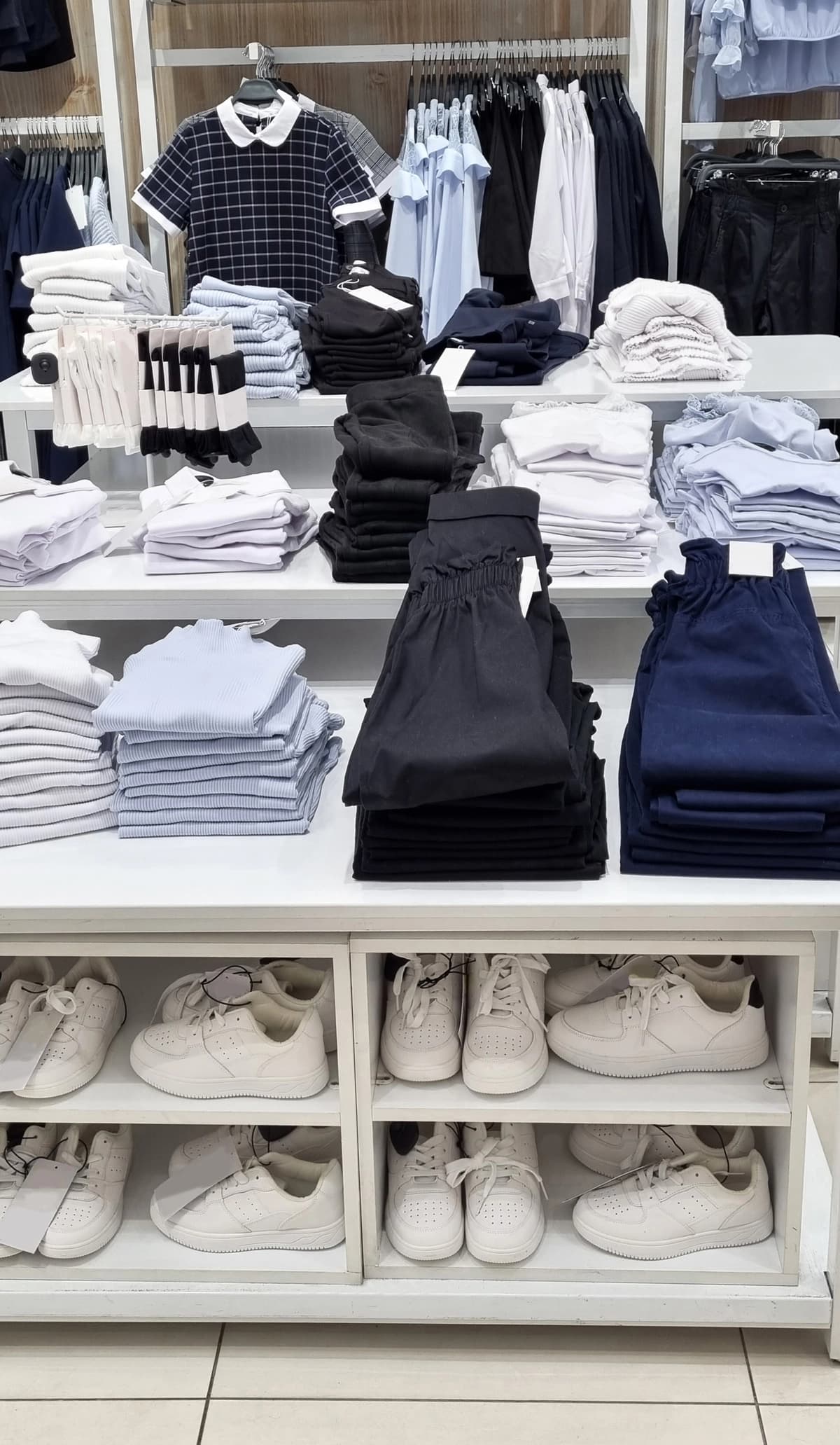 Maktab formasi kiyimlari javonlari do'koni | School uniform clothes shelves store