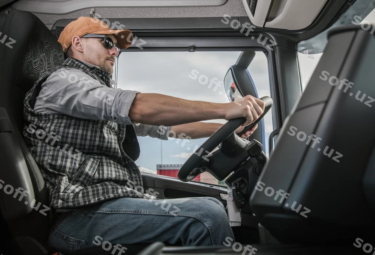 Tomon ko'rinishi erkak yuk avtomobili haydadi | Side view man driving truck