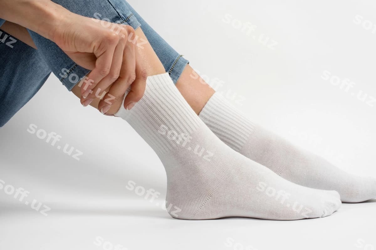 Yon ko'rinish modeli chaqlaklar bilan mockup | Side view model posing with socks mockup