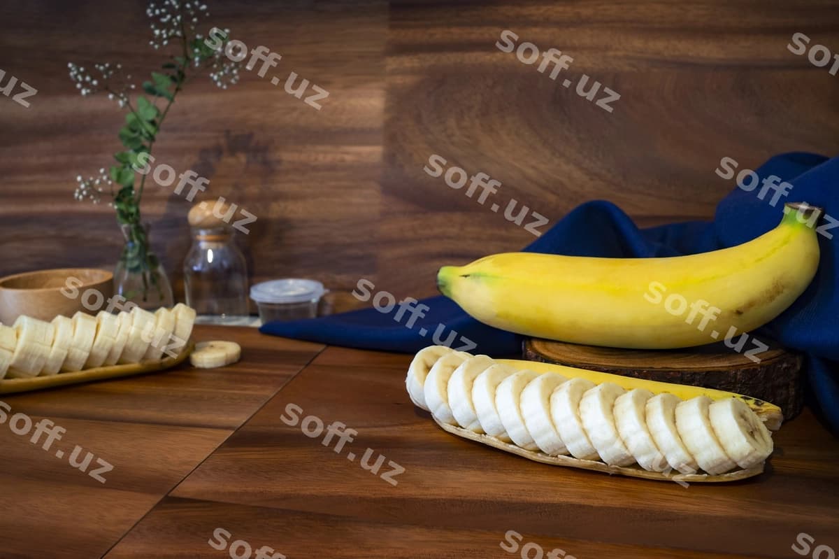 Kesilgan bananlar va yong'oq doskalar | Sliced bananas wooden boards