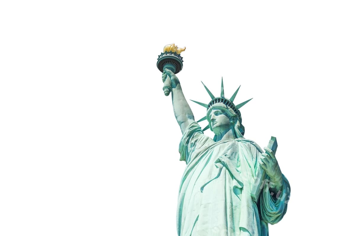 Erkinlik statuasi ajraltirilgan oq fonda | Statue liberty isolated white background