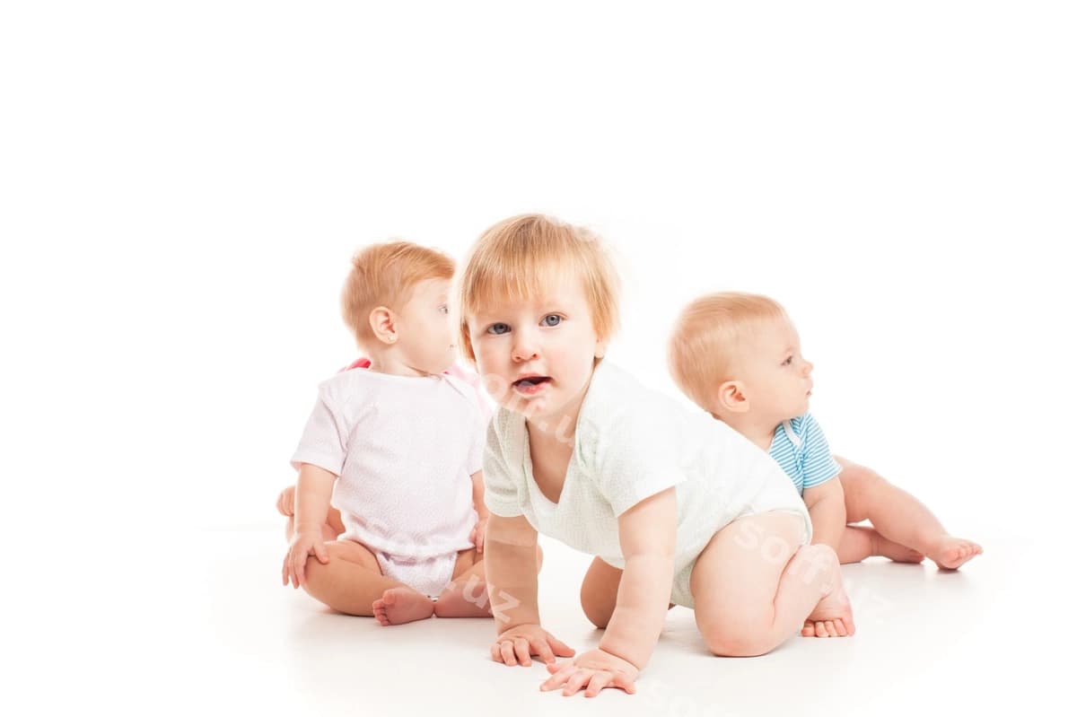 Uchta bolalar o'tirgan ajralgan oq | Three babies sitting isolated white