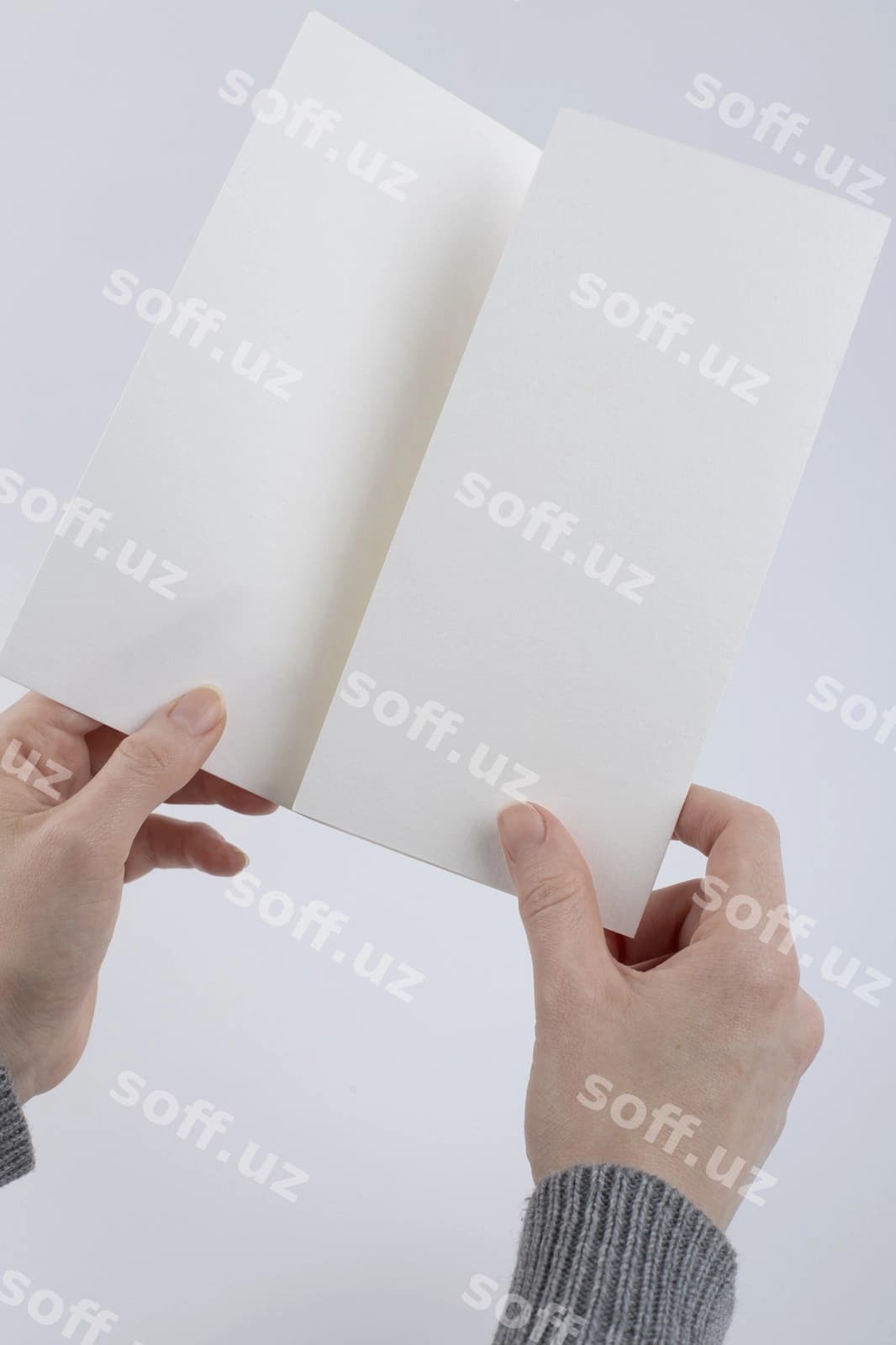 Uchlamali vertikal mockup dizayni | Trifold vertical mockup design